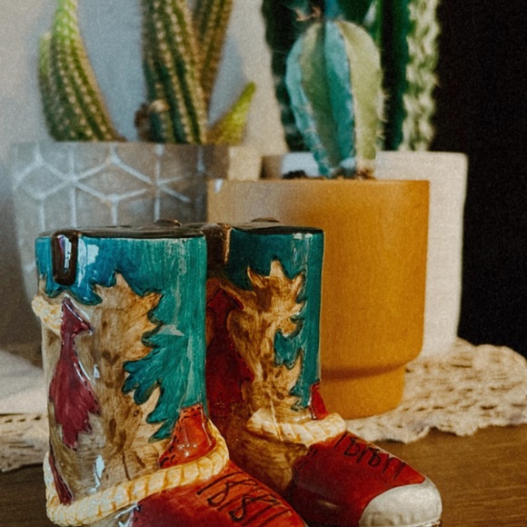 Vintage Handpainted Cowboy Boot S+P Shakers 🤍 - Picture 5 of 6